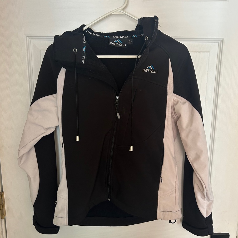 Woman’s Denali Softshell Jacket Black Hooded Outdoor Ski Coat Sz SM